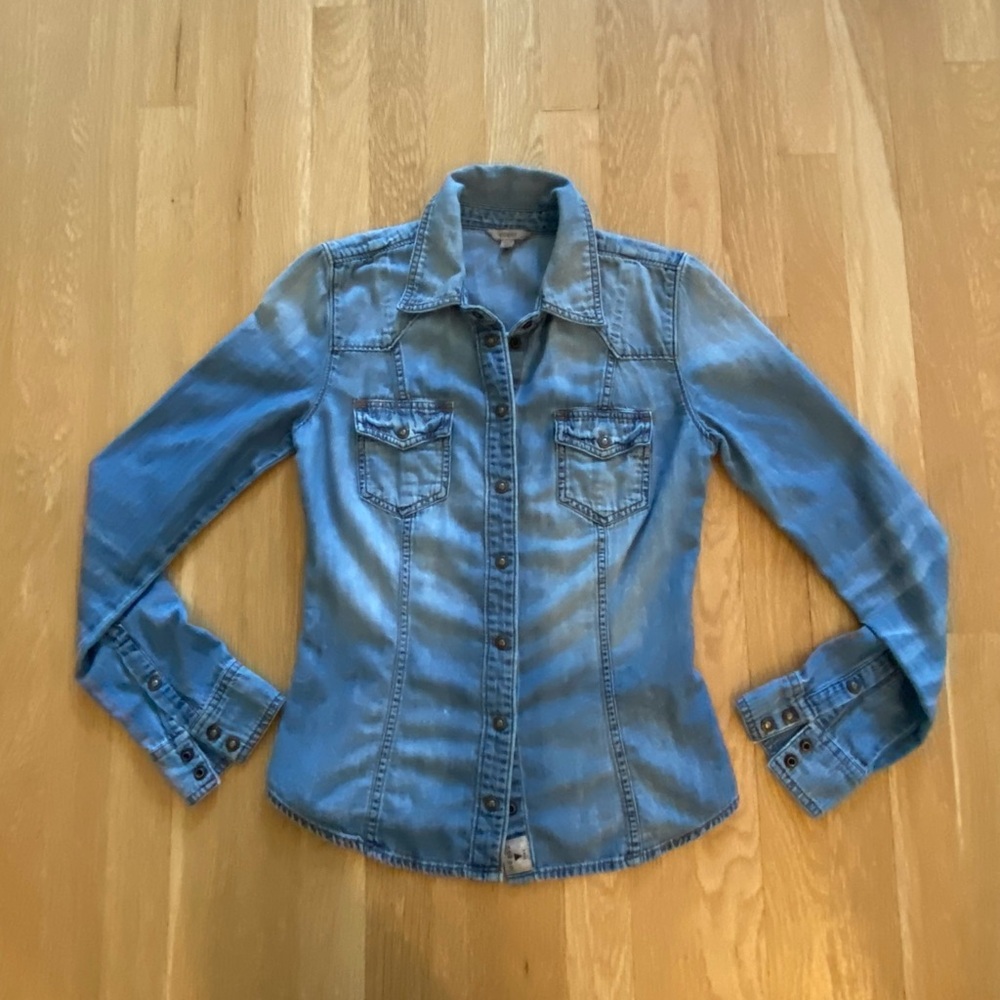 Guess Womens Western Stone Washed Jean Shirt w Brass Logo Snaps / Size XS